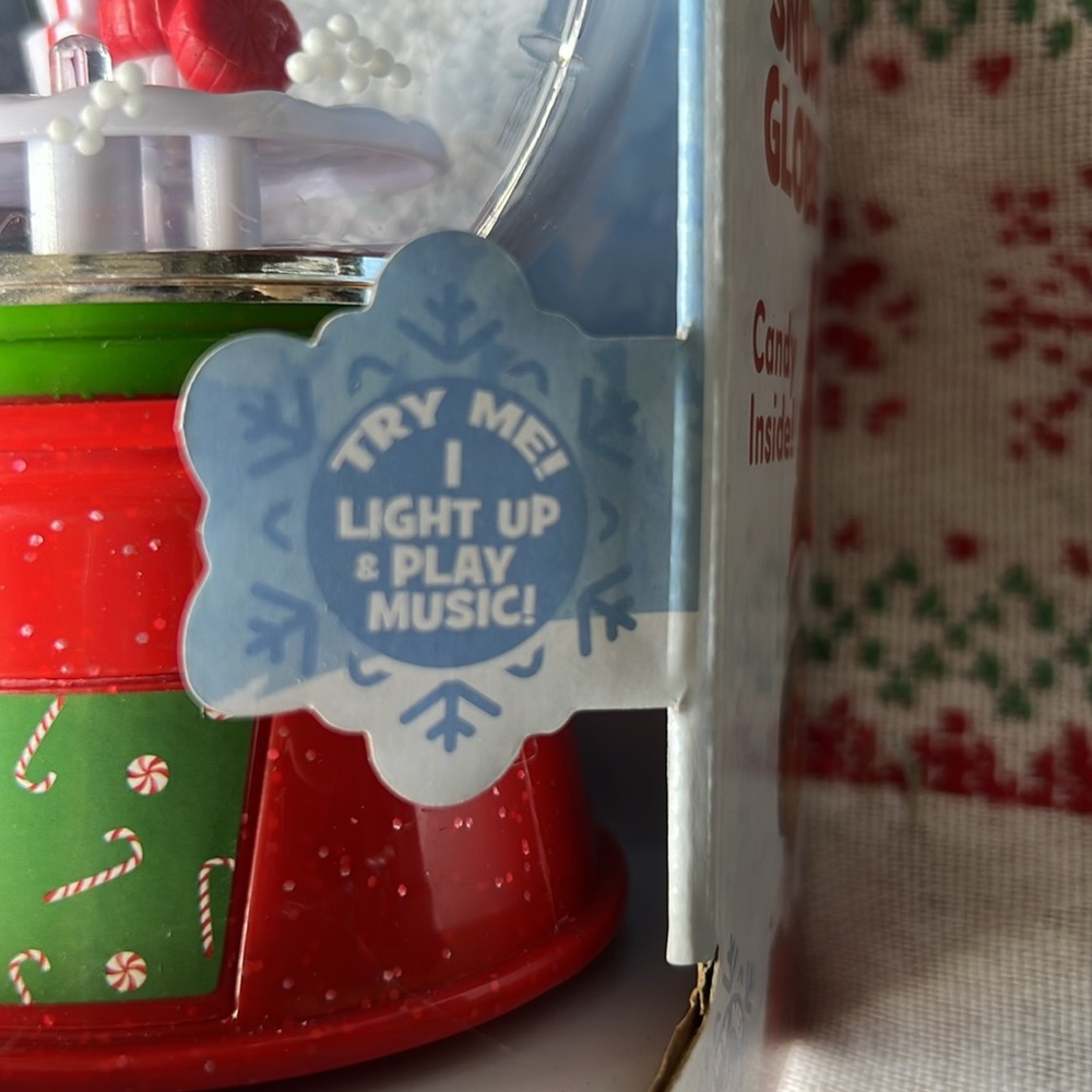 Elf on shelf snow globe - Picture 3 of 3
